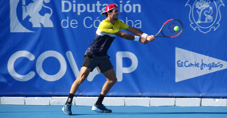 Adrián Menéndez golpea de revés a dos manos desde el fondo de la pista