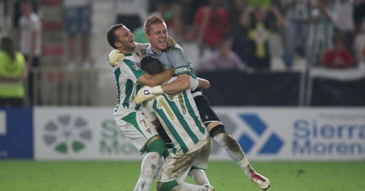 Alberto García celebrando una victoria con Pepe Díaz y Borja.