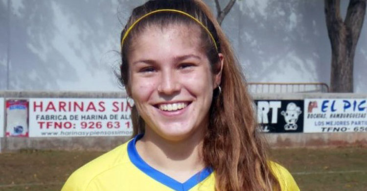 Andrea Rincón con la elástica de La Solana. Foto: Futboleras.es