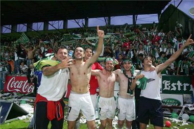 La fiesta de Pasarón. Javi Moreno, Guzmán, Aurelio, Arteaga, Endika y Asen a la derecha tras eliminar al Pontevedra.La fiesta de Pasarón. Javi Moreno, Guzmán, Aurelio, Arteaga, Endika y Asen a la derecha tras eliminar al Pontevedra.