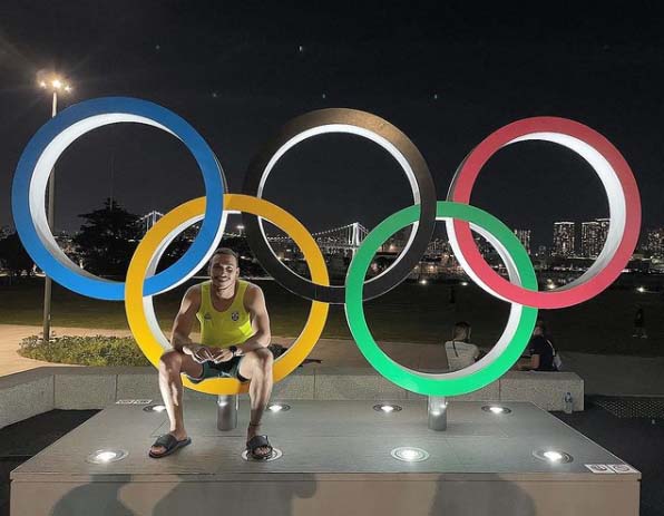 Joao Pedro Da Silva sentado en uno de los aros olímpicos de Tokio donde se enfrentará a España en los Juegos Olímpicos.