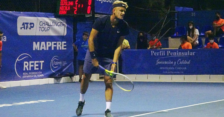 Nikola Khun, al saque con cara de sufrimiento en Pozoblanco