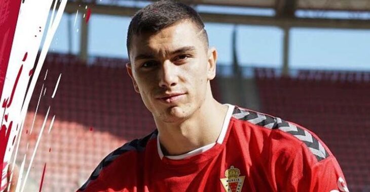 Adrián Fuentes con la elástica del Real Murcia.