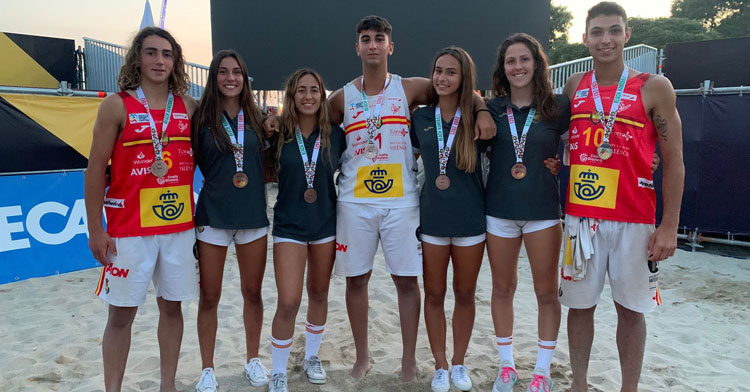 Adrián Hidalgo, a la derecha, posando con su medalla al cuello con otros compañeros. Foto: CBM