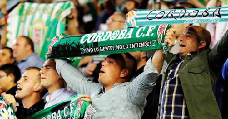 Seguidores animando al Córdoba CF