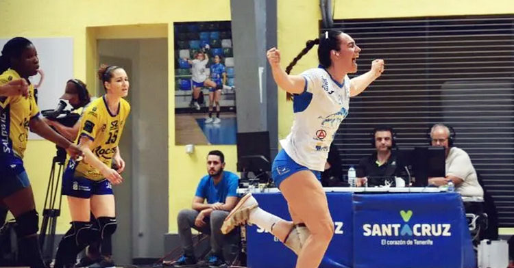 Aina Fernández celebrando un tanto con el Salud