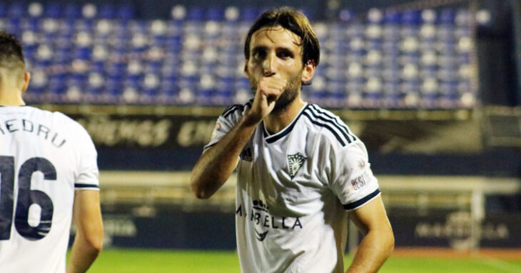 Álex Bernal dedicando un gol a su hijo en la pasada temporada. Foto: Marbella FC