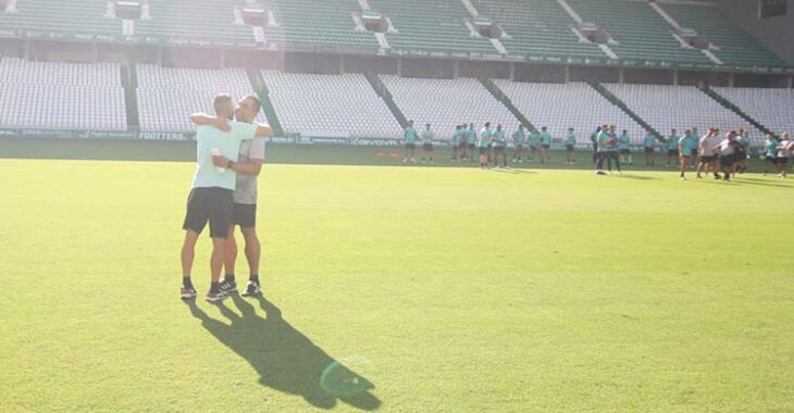 El abrazo de Andrés Armada y Germán Crespo en su reencuentro sobre el césped de El Arcángel a la conclusión del entrenamiento.