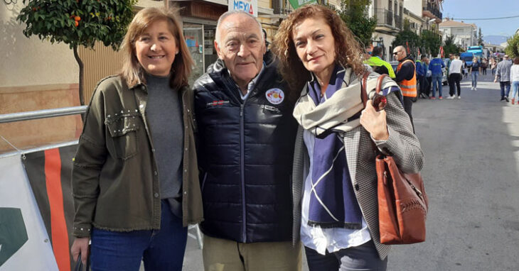 Antonio del Moral junto a representantes políticas en una imagen del pasado año en una etapa de la Vuelta a Andalucía
