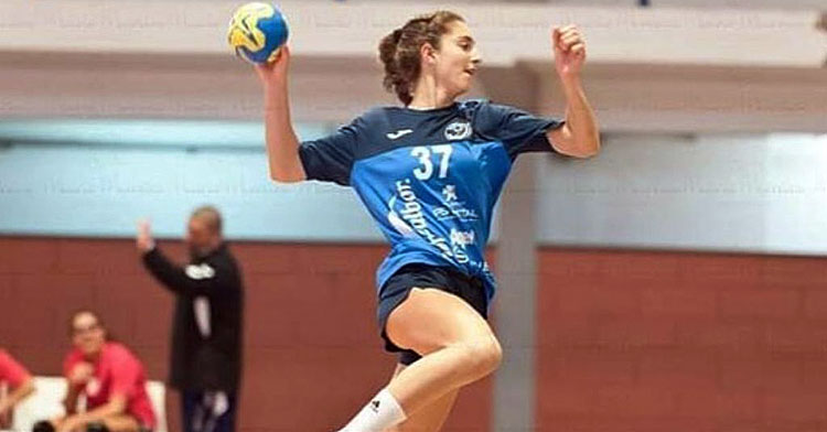 Ariadna Vázquez elevándose para lanzar a portería. Foto: Mario Moreira