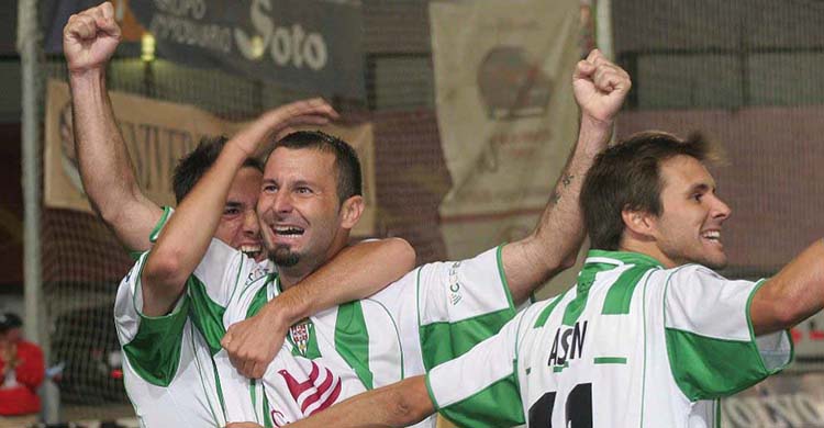 Asen celebrando un gol de Javi Moreno en El Arcángel.