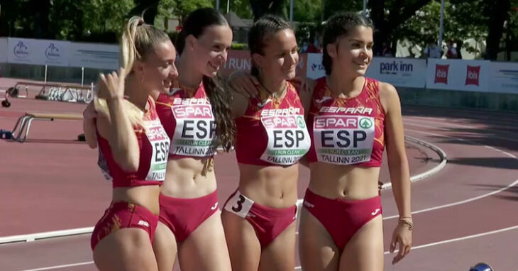 Carmen Avilés junto a sus compañeras del relevo 4x400