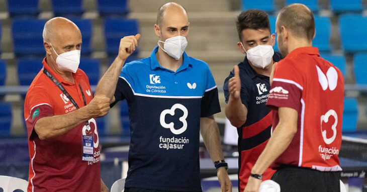 Los jugadores del Cajasur Priego junto a Luis Calvo en un impasse de las recientes competiciones en Antequera. Foto: RFETM