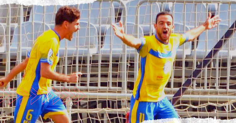 Cuenca celebrando uno de sus muchos goles con el Conil. Foto: Salerm Puente Genil