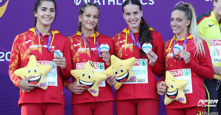 Carmen Avilés, feliz con su medalla de plata junto a sus compañeras. Foto: Miguélez Team / RFEA