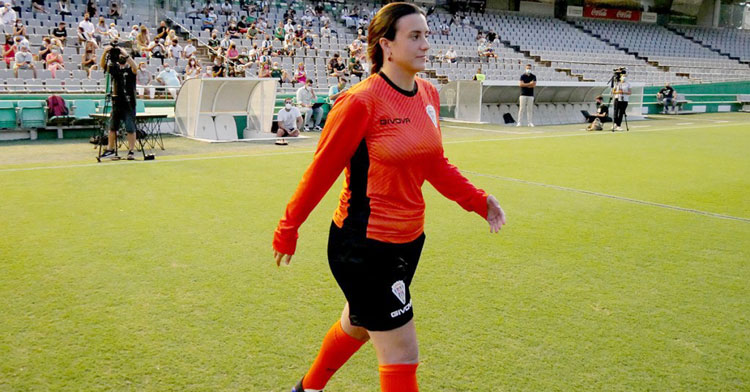 Carmen Gordillo saltando al césped en el acto de presentación de las equipaciones Givova. Foto: CCF