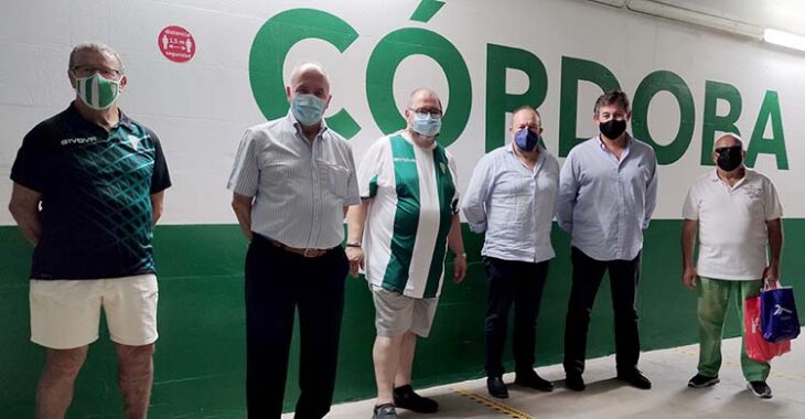 Varios veteranos cordobesistas junto al consejero delegado del Córdoba, Javier González Calvo, en las cocheras de El Arcángel.