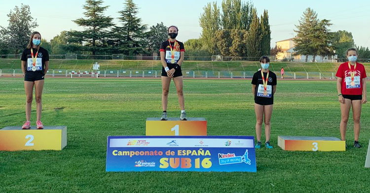 El podio sub16 de pértiga, con Cristina López en el segundo puesto y Sara Delgado con uno de los dos bronces. Foto: RFEA