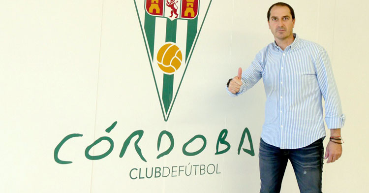 El técnico del Córdoba B, Diego Caro, posando tras su fichaje. Foto: CCF