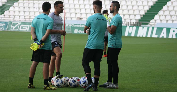 De espaldas. Edu Frías ya no está en la dinámica de trabajo de los porteros del Córdoba CF.