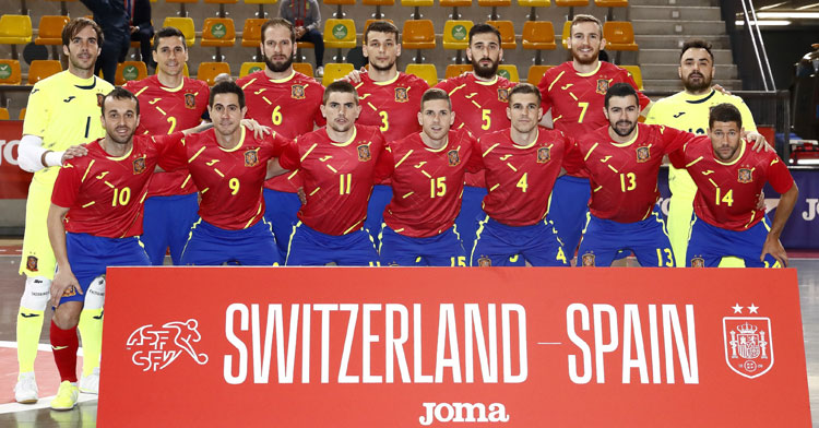 La formación nacional en el partido de abril ante Suiza, entonces con un Carlos Barrón ahora ausente. Foto: @Sefutbol