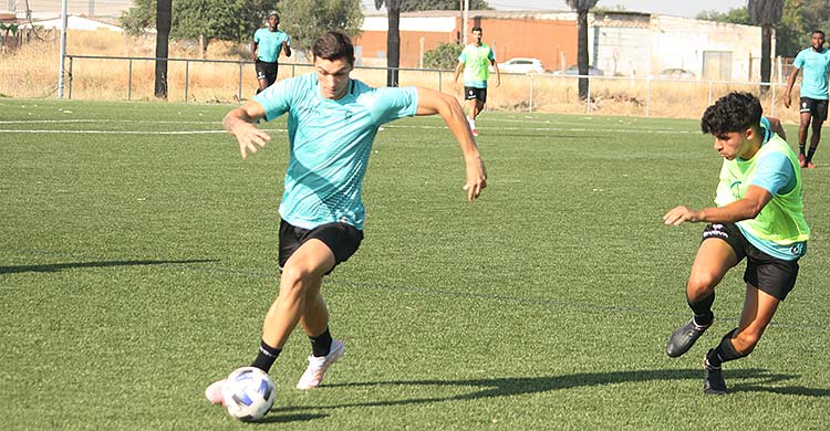 El delantero del Córdoba CF Adrián Fuentes avanza ante el joven Guti.