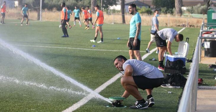 El propio Germán Crespo redireccionando los aspersores sobre el césped artificial de la Ciudad Deportiva.