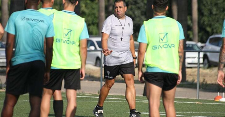 Germán Crespo dando instrucciones a sus hombres en la estrategia de los saques de esquina.