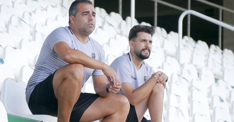Germán Crespo viendo las evoluciones de sus pupilos desde la grada. Foto: CCF