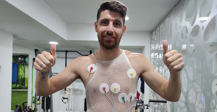Javi Flores muestra sus pulgares a la para que pasa una de las pruebas de los reconocimientos médicos.