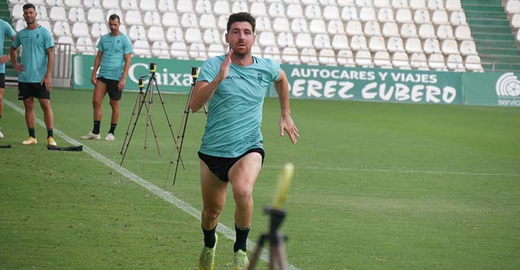 Javi Flores sometiéndose a uno de los test de esfuerzo realizados este viernes en El Arcángel.