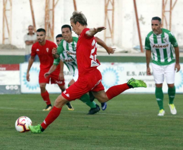 Abel Gómez, al fondo con la elástica del Atlético Sanluqueño en julio de 2019, con Javi Lara buscando un centro en El Palmar de Sanlúcar.