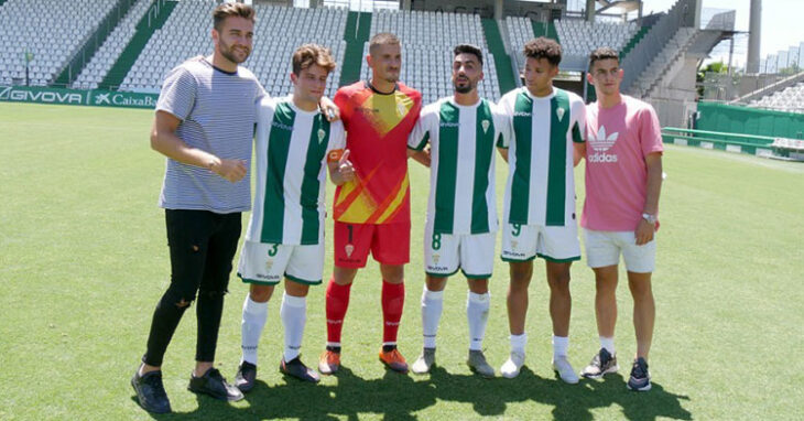 Javi Romero posando con otros compañeros del Córdoba B tras el último partido de la temporada. Foto: CCF