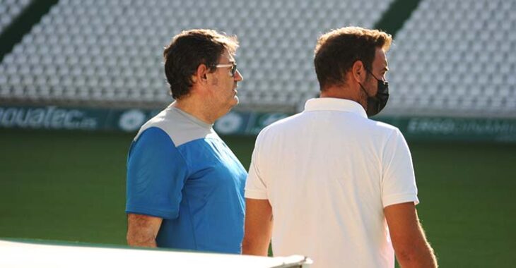 El vicepresidente del Córdoba CF, Javier González Calvo, junto al delegado del equipo, Julio Cruz, en su aparición sobre el terreno de juego.
