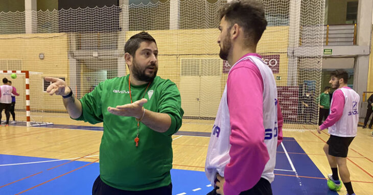 Josan González hablando con Zequi en una sesión en Vista Alegre. Foto: Córdoba Futsal