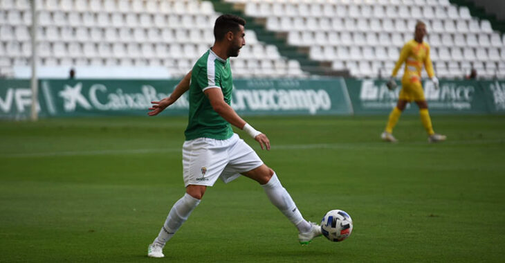 José Cruz sacando el balón en defensa jugando ante su ex-equipo, el Linares, con el portero Carlos Marín al fondo.