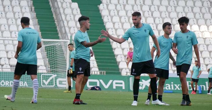 José Cruz felicitando a Alejandro Viedma tras su gran gol de falta.