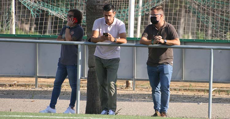 Juanito junto a David Ortega en la Ciudad Deportiva, con Raúl Cámara al fondo.Juanito junto a David Ortega en la Ciudad Deportiva, con Raúl Cámara al fondo.