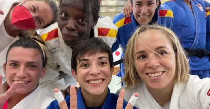 Julia Figueroa en el centro de la imagen junto a sus compañeras de la selección española de judo en Tokio.