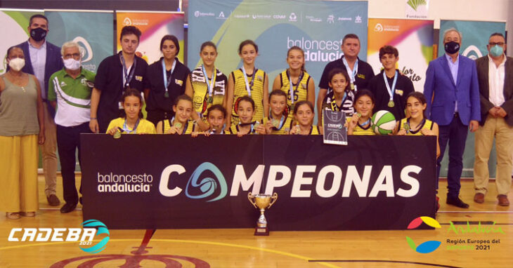 Las jugadoras carloteñas con sus medallas y el trofeo de campeonas. Foto: FAB