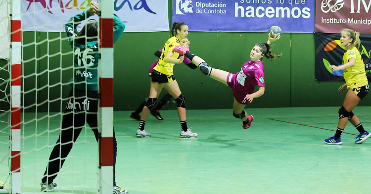 Lucía Vacas lanzando a puerta en un partido con el Adesal de esta pasada temporada. Foto: Fran Pérez / Balonmano Adesal