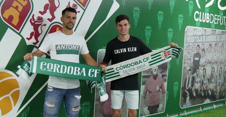 Luismi Redondo y José Ruiz posando con las bufandas del Córdoba.