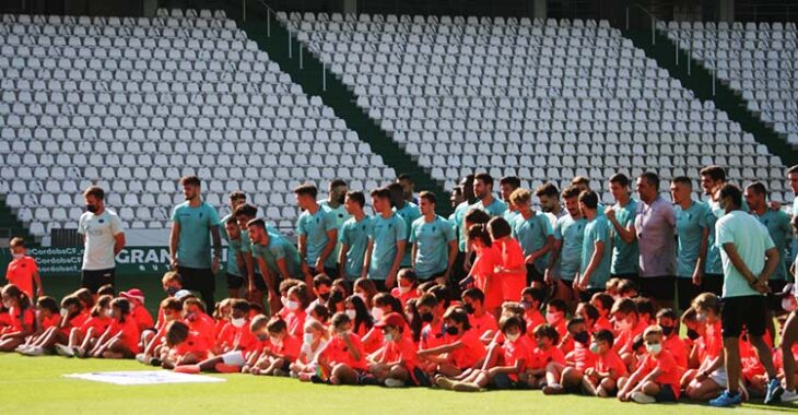 Los chic@s del Club Mirabueno inmortalizando su día en El Arcángel con la primera plantilla del Córdoba CF.