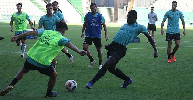 Ferney Mosquera se adelanta al chaval del filial Guti, central como él, con Miguel de las Cuevas al fondo.