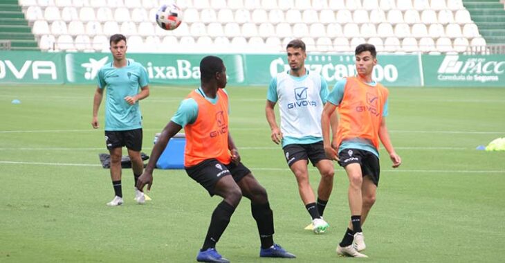 Ferney Mosquera superado por Luismi durante su primer entrenamiento en El Arcángel.