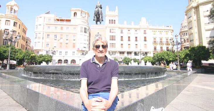 Rafael Jaén posando en la Plaza de las Tendidas durante la entrevista.