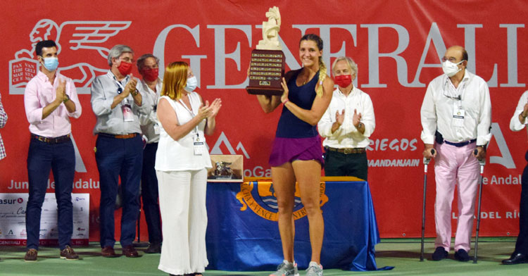 Rebeka Masarova alzando el bonito trofeo del Open Generali de Palma del Río