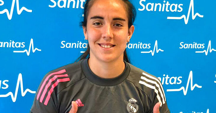 Rocío Gálvez posando tras superar el reconocimiento médico. Foto: Real Madrid