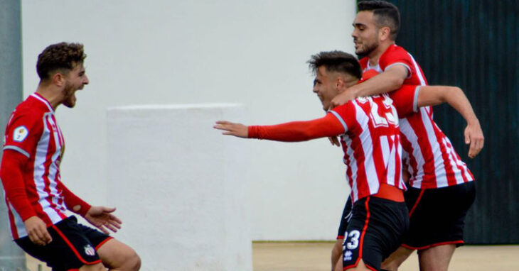 Samu González, con el dorsal 23, celebrando un tanto con el Azuaga. Foto: Teresa Romero