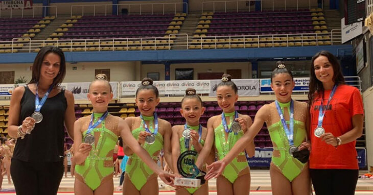 Las gimnastas del Séneca y sus entrenadoras con las merecidas medallas.
